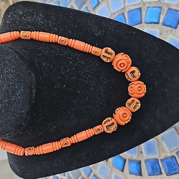 Vintage Lucite Choker Necklace Carved Style Beads Celluloid Barrel Clasp Coral W - Picture 3 of 4